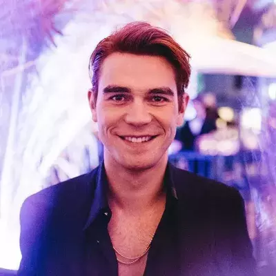 KJ Apa hat einen Splitter im Auge