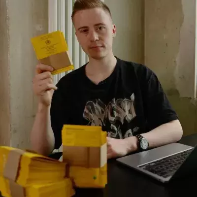 Marvin Wildhage mit leeren Impfpässen