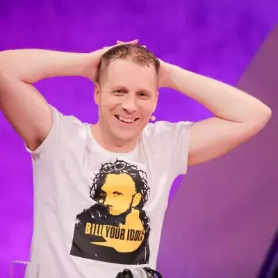 Oliver Pocher macht sich über Riccardo Simonetti lustig