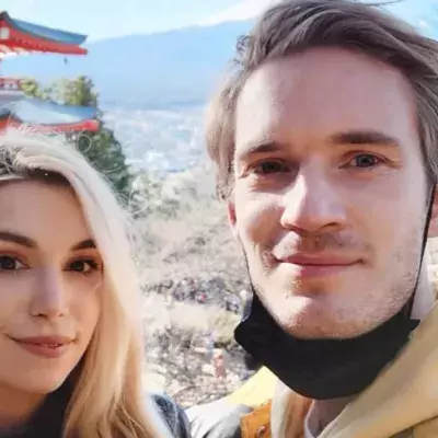 PewDiePie mit seiner Frau in Japan