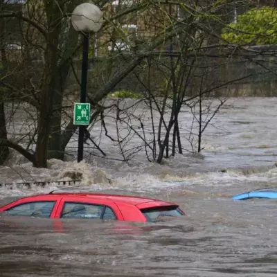 Autos stehen unter Wasser