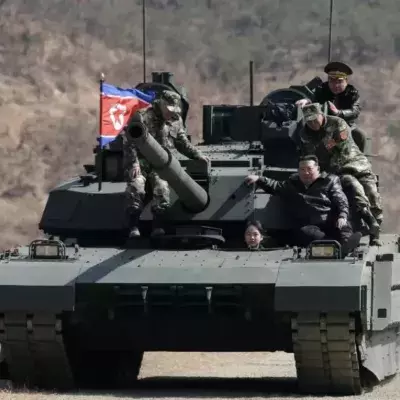 Tochter von Kim Jong-un fährt bei einer Militärübung einen Panzer
