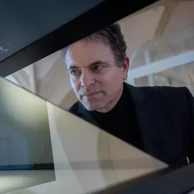 Der Gründer von CureVac, Ingmar Hoerr, begutachtet ein Stück DNA