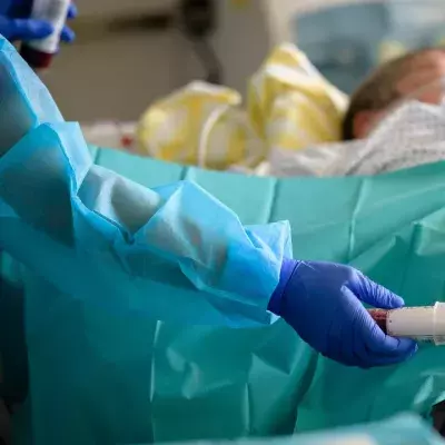 EIn Arzt kümmert sich um einen Corona-Patienten in der Uniklinik Leipzig