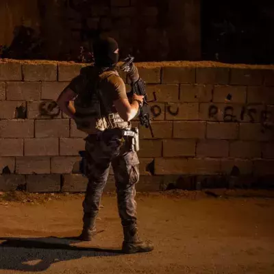 Ein türkischer Polizist der "Polis Özel Harekât Dairesi" vor einem Safehouse 2021 in Van, Türkei