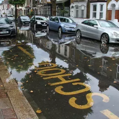 In London stehen Häuser unter Wasser