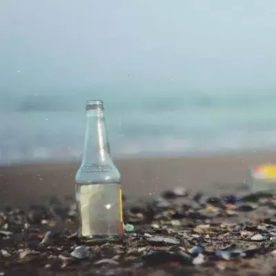 Migrant:innen sollen Müll am Strand aufsammeln