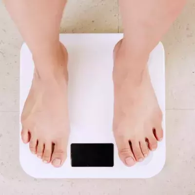 Person steht auf Waage