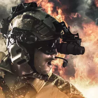 Soldat und Terrorguerilla mit Feuerhintergrund