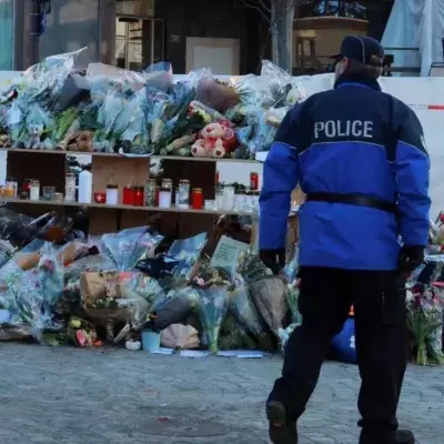 Trauernde legen Blumen für die Opfer nieder