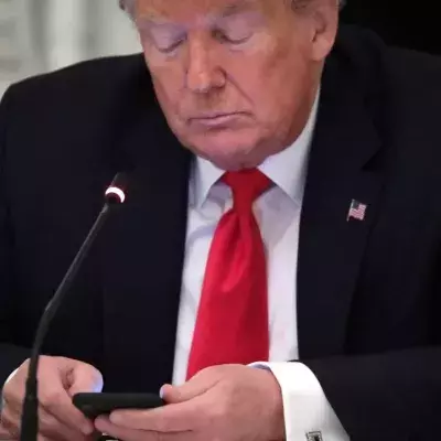 Trump sitzt am Handy