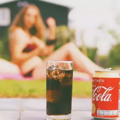 Das passiert, wenn du deine Cocktails mit Cola Light statt mit herkömmlicher Cola mixt