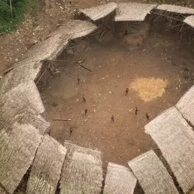 Flugbilder enthüllen: Dieser Amazonas-Stamm lebt komplett isoliert von der Außenwelt!
