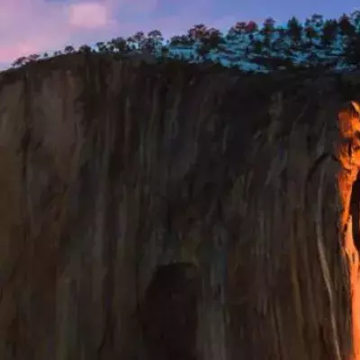 Ein Wasserfall verwandelt sich im Yosemite Park in einen "Feuerfall"
