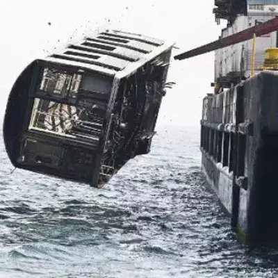 Straßenbahnwagons ins Meer geschmissen für... das Wohl der Fauna unter Wasser?