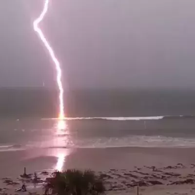 Slow-Motion: Blitz schlägt am Strand ein