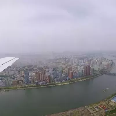 Aus einem Flugzeug heraus dreht er heimlich ein Video von der nordkoreanischen Hauptstadt