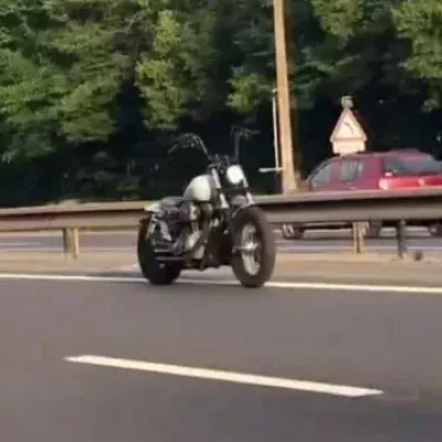 Das Geheimnis des gruseligen Motorrads ohne Fahrer ist gelüftet
