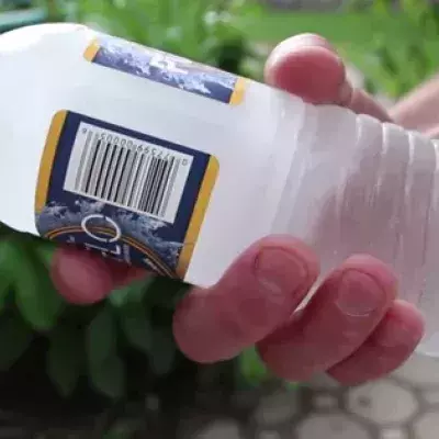 Er hält eine Flasche mit flüssigem Wasser in der Hand. Mit einem Trick gefriert es binnen Sekunden zu Eis!