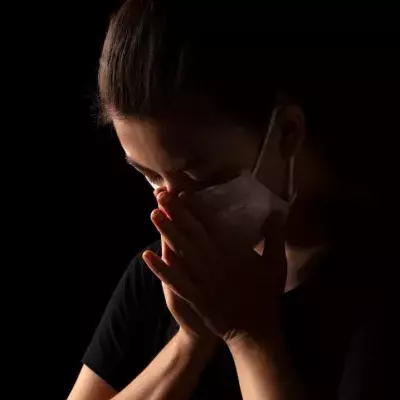 Asian women wear a mask to protect against the corona virus