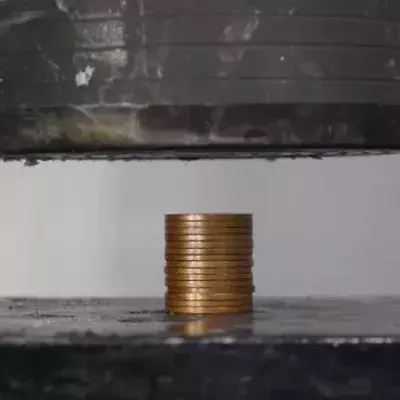 Was passiert, wenn man Münzen mit einer Hydraulikpresse zerdrückt?