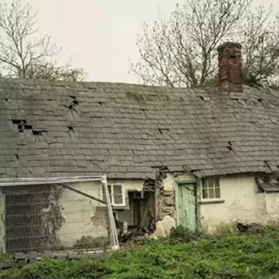 Eine alte Frau hat dieses Haus für immer verlassen. 13 Jahre später entdeckt ein Fotograf sein Inneres
