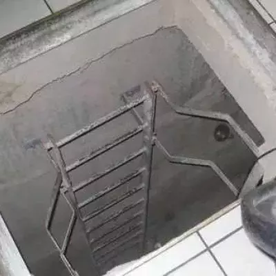 Shopping-Zentrum: Mitarbeiter finden Geheimtreppe und steigen die Leiter hinab!