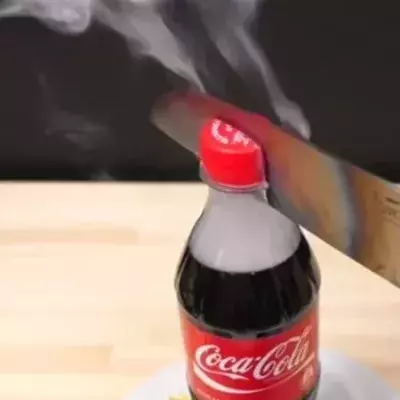 Mann erhitzt scharfes Messer mit einem Schweißbrenner: Was dann mit der Cola-Flasche passiert, ist der Hammer!