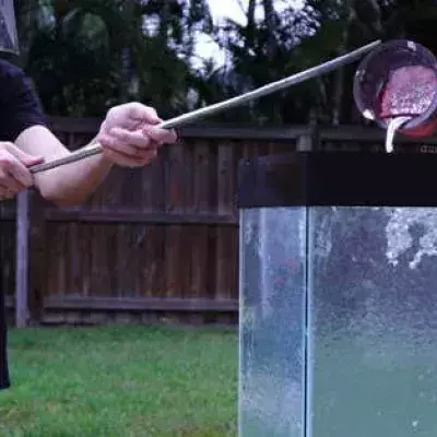Experiment: Was passiert, wenn man geschmolzenes Aluminium in ein Aquarium schüttet?