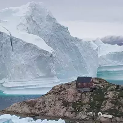 Grönland: Ein riesiger Eisberg bedroht die Einwohner eines Dorfs