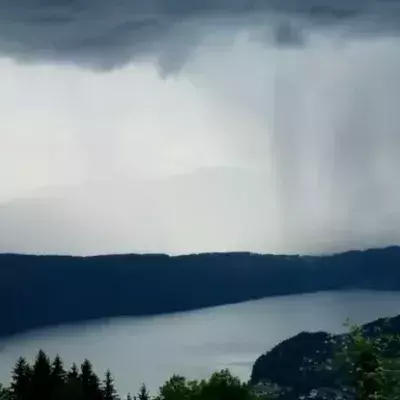 Österreich: Beeindruckender „Tsunami“ fällt aus den Wolken