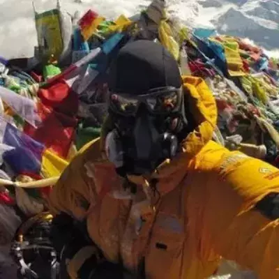 Bergsteiger erklimmt den Mount Everest, um zu beweisen, dass die Erde rund ist
