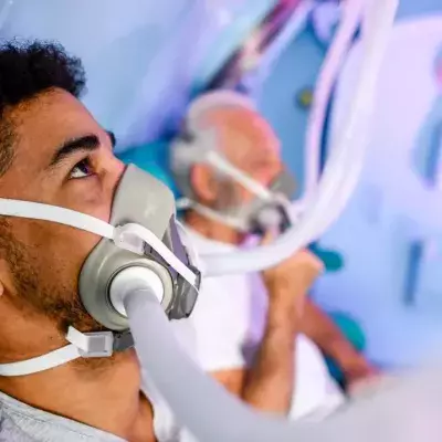 In den Druckkammern bekommen die Patienten abwechselnd medizinisch reinen und normalen Sauerstoff