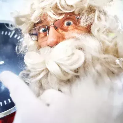 Der Weihnachtsmann hat die Zeit im Blick