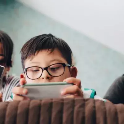 Diese Frage beschäftigt viele Eltern: Wann sind Kinder bereit für das erste Smartphone?