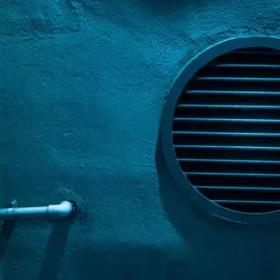Ein Airbnb-Mieter untersucht die mysteriösen Geräusche, die aus einem Lüftungsgitter kommen.
