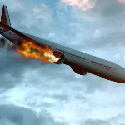 Ein Flugzeug in Flammen überquert den Himmel über Honolulu (Symbolbild)