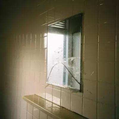 Ein Paar kann es nicht fassen, was sich hinter der Badezimmerwand befindet.
