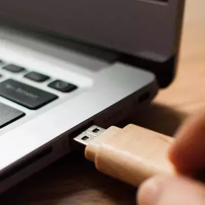 Ein USB-Stick am Computer
