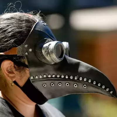 Eine Protest-Teilnehmerin mit Schnabelmaske