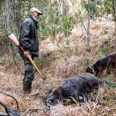 Er erschießt ein Wildschwein. Doch er kann nicht glauben, was er dann entdeckt!