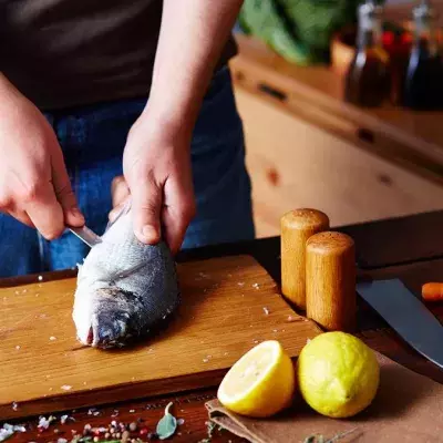 Er fängt einen Fisch mit blauem Fleisch