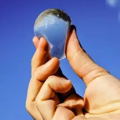 Essbare Wasserblase macht Plastikflaschen überflüssig