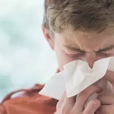 Jugendlicher mit Bleikugel in der Nase