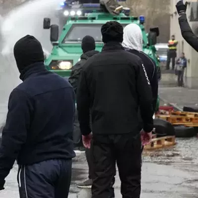 Nicht bloß Wasser: Was Wasserwerfer versprühen, erweist sich als erhebliches Risiko