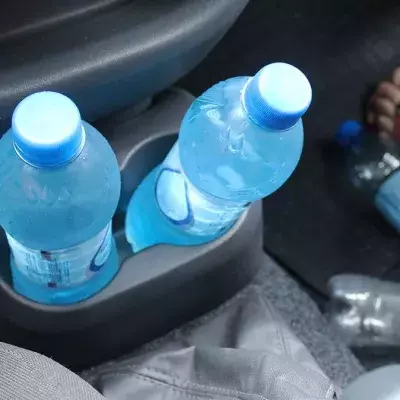 PET-Flaschen im Auto