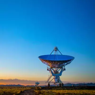 Radioteleskope in der Abenddämmerung in Socorro, USA