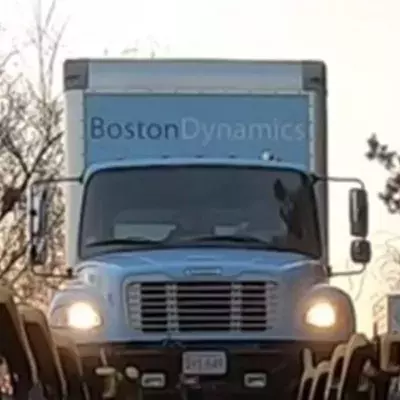 Roboterhunde ziehen LKW