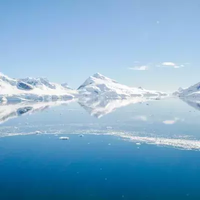 Schneebedeckte Berge in der Antarktis mit See
