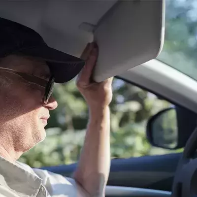 Sonnenblende im Auto: Neue Erfindung soll jetzt besseren Schutz bieten